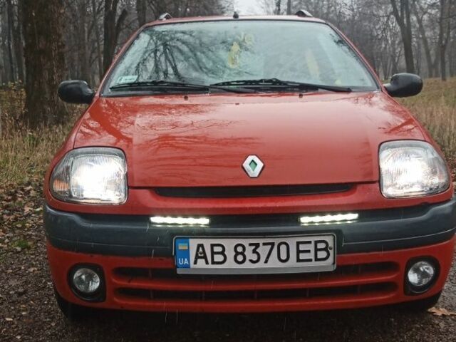 Красный Рено Клио, объемом двигателя 1.1 л и пробегом 263 тыс. км за 2000 $, фото 1 на Automoto.ua