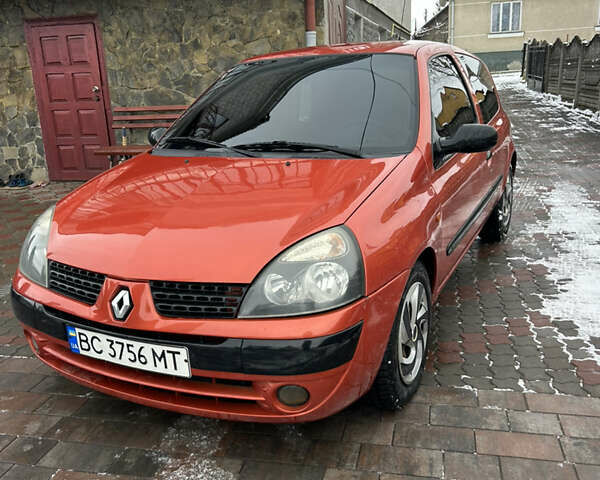 Красный Рено Клио, объемом двигателя 1.2 л и пробегом 257 тыс. км за 3200 $, фото 1 на Automoto.ua