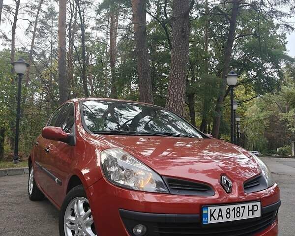 Красный Рено Клио, объемом двигателя 1.39 л и пробегом 150 тыс. км за 5300 $, фото 1 на Automoto.ua
