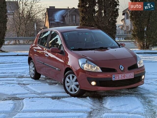 Красный Рено Клио, объемом двигателя 1.6 л и пробегом 145 тыс. км за 5999 $, фото 1 на Automoto.ua