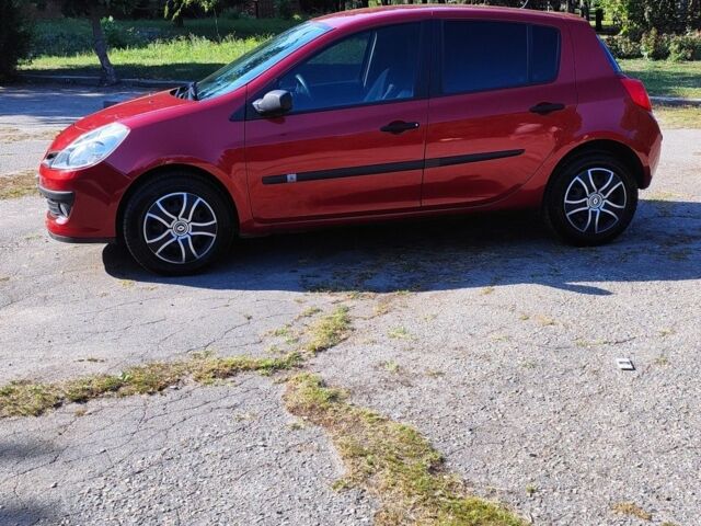 Красный Рено Клио, объемом двигателя 1.1 л и пробегом 106 тыс. км за 5100 $, фото 1 на Automoto.ua