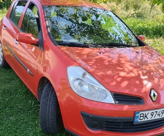 Красный Рено Клио, объемом двигателя 1.1 л и пробегом 225 тыс. км за 3900 $, фото 1 на Automoto.ua