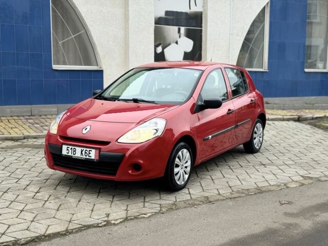 Красный Рено Клио, объемом двигателя 1.2 л и пробегом 289 тыс. км за 2199 $, фото 1 на Automoto.ua