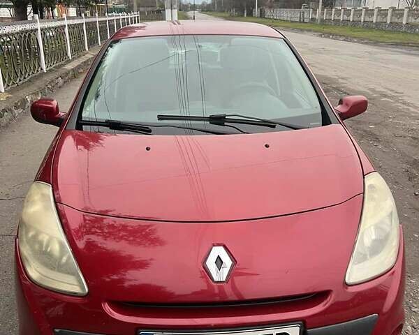 Красный Рено Клио, объемом двигателя 1.2 л и пробегом 221 тыс. км за 4200 $, фото 1 на Automoto.ua
