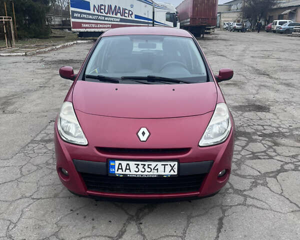 Красный Рено Клио, объемом двигателя 1.5 л и пробегом 329 тыс. км за 5300 $, фото 1 на Automoto.ua