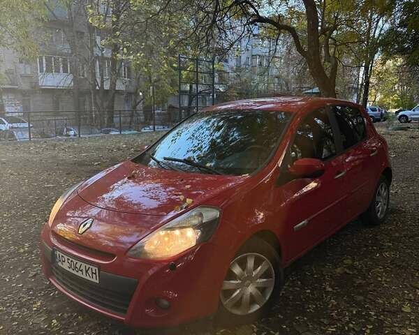 Красный Рено Клио, объемом двигателя 1.46 л и пробегом 218 тыс. км за 5999 $, фото 1 на Automoto.ua