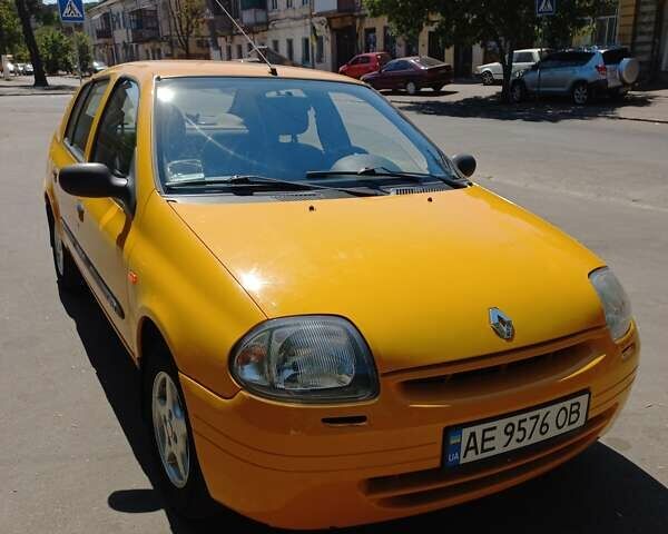 Желтый Рено Клио, объемом двигателя 1.39 л и пробегом 150 тыс. км за 2500 $, фото 1 на Automoto.ua