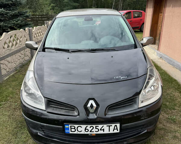 Желтый Рено Клио, объемом двигателя 1.5 л и пробегом 280 тыс. км за 3200 $, фото 1 на Automoto.ua