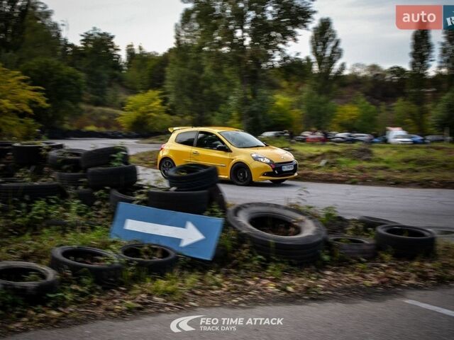 Желтый Рено Клио, объемом двигателя 2 л и пробегом 105 тыс. км за 8000 $, фото 1 на Automoto.ua