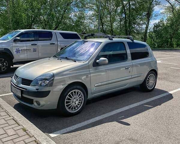 Серый Рено Клио, объемом двигателя 1.6 л и пробегом 220 тыс. км за 5700 $, фото 1 на Automoto.ua
