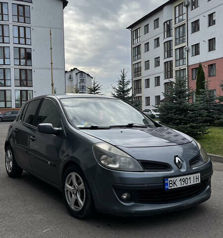 Рено Клио 2005 в Ровно на Automoto.ua Серый Рено Клио, объемом двигателя 1.5 л и пробегом 299 тыс. км за 4200 $, фото 1 на Automoto.ua