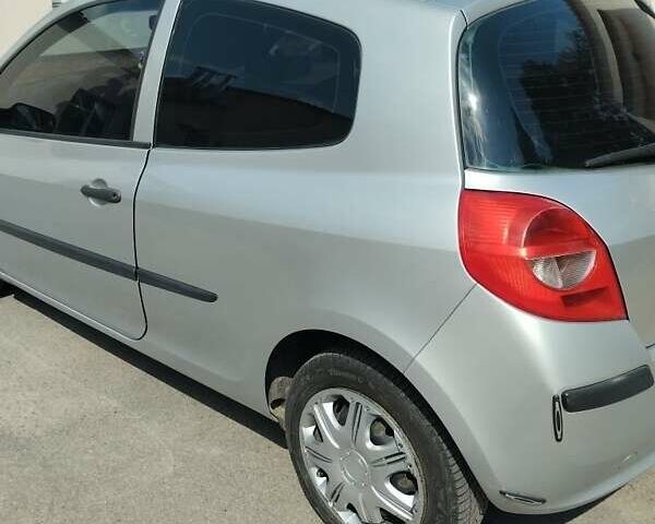 Серый Рено Клио, объемом двигателя 1.1 л и пробегом 221 тыс. км за 3530 $, фото 1 на Automoto.ua