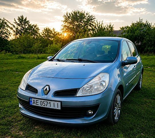 Серый Рено Клио, объемом двигателя 1.6 л и пробегом 127 тыс. км за 3999 $, фото 1 на Automoto.ua