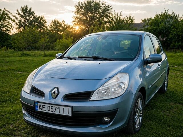 Сірий Рено Кліо, об'ємом двигуна 1.6 л та пробігом 127 тис. км за 4200 $, фото 1 на Automoto.ua