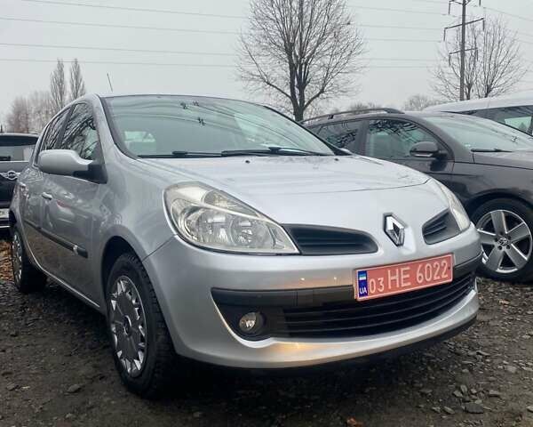 Серый Рено Клио, объемом двигателя 1.6 л и пробегом 180 тыс. км за 6200 $, фото 1 на Automoto.ua