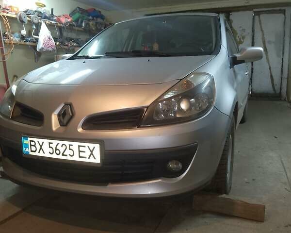 Серый Рено Клио, объемом двигателя 1.6 л и пробегом 197 тыс. км за 4750 $, фото 1 на Automoto.ua