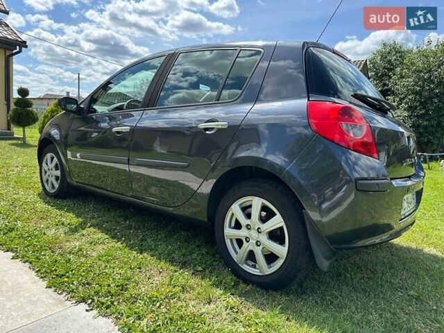 Серый Рено Клио, объемом двигателя 1.6 л и пробегом 218 тыс. км за 5700 $, фото 1 на Automoto.ua