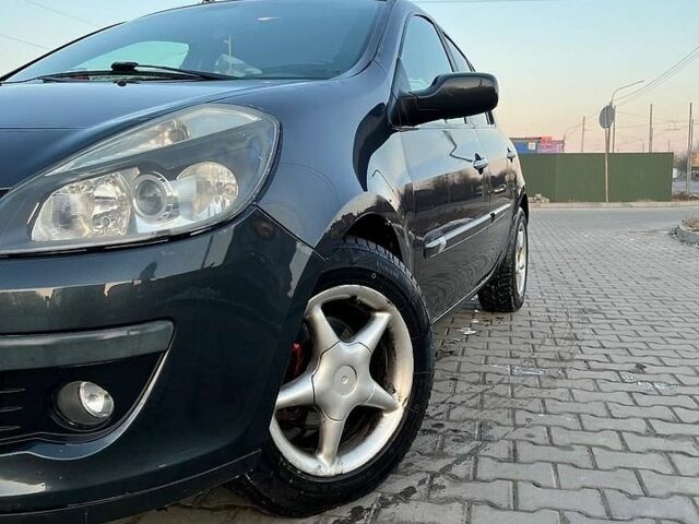 Серый Рено Клио, объемом двигателя 1.15 л и пробегом 200 тыс. км за 3150 $, фото 1 на Automoto.ua