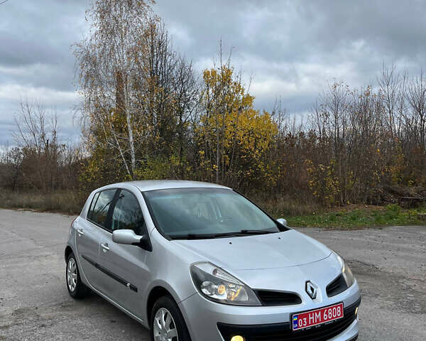 Серый Рено Клио, объемом двигателя 1.6 л и пробегом 140 тыс. км за 5450 $, фото 1 на Automoto.ua