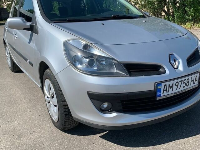 Серый Рено Клио, объемом двигателя 1.6 л и пробегом 220 тыс. км за 4500 $, фото 1 на Automoto.ua