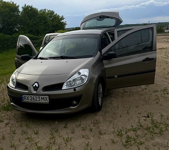 Серый Рено Клио, объемом двигателя 1.5 л и пробегом 340 тыс. км за 4400 $, фото 1 на Automoto.ua