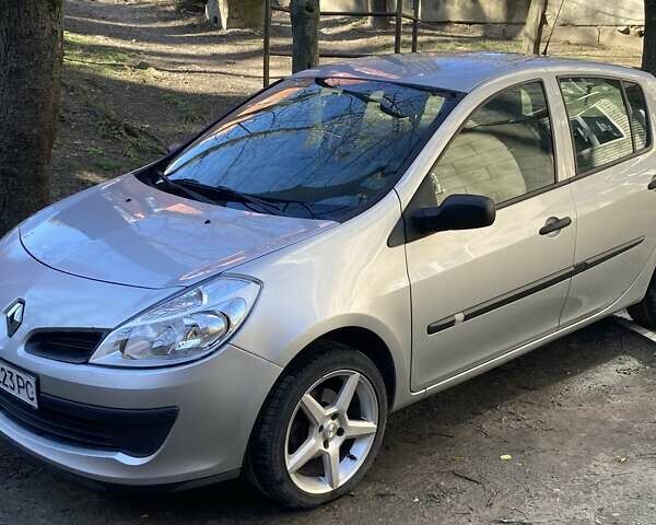Серый Рено Клио, объемом двигателя 1.2 л и пробегом 154 тыс. км за 4800 $, фото 1 на Automoto.ua