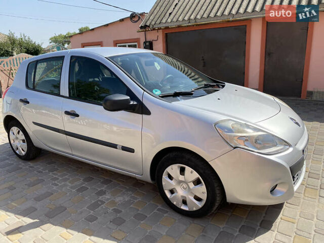 Серый Рено Клио, объемом двигателя 1.2 л и пробегом 209 тыс. км за 5200 $, фото 1 на Automoto.ua