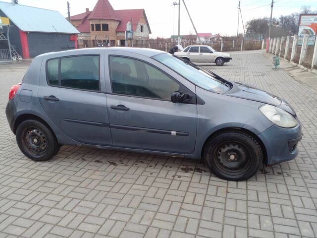 Серый Рено Клио, объемом двигателя 1.1 л и пробегом 370 тыс. км за 3500 $, фото 1 на Automoto.ua