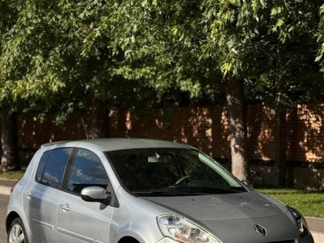 Сірий Рено Кліо, об'ємом двигуна 1.5 л та пробігом 240 тис. км за 3595 $, фото 1 на Automoto.ua