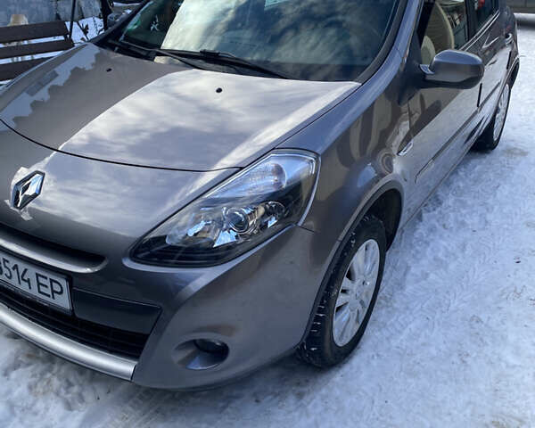 Серый Рено Клио, объемом двигателя 1.2 л и пробегом 210 тыс. км за 4900 $, фото 1 на Automoto.ua