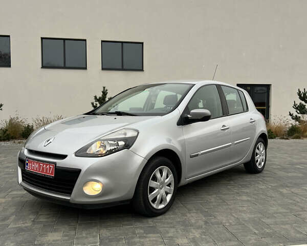 Серый Рено Клио, объемом двигателя 1.6 л и пробегом 143 тыс. км за 8500 $, фото 1 на Automoto.ua