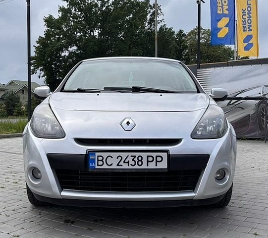 Серый Рено Клио, объемом двигателя 1.5 л и пробегом 220 тыс. км за 4600 $, фото 1 на Automoto.ua
