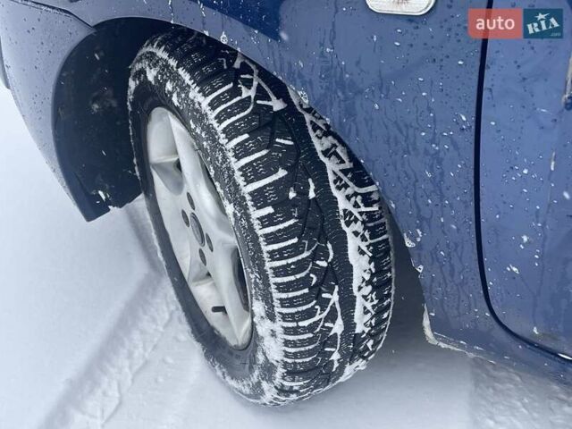Синий Рено Клио, объемом двигателя 1.4 л и пробегом 483 тыс. км за 2599 $, фото 1 на Automoto.ua