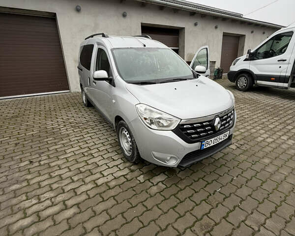 Серый Рено Dokker, объемом двигателя 1.5 л и пробегом 139 тыс. км за 9500 $, фото 1 на Automoto.ua
