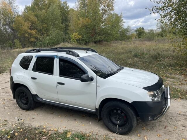 Белый Рено Дастер, объемом двигателя 1.5 л и пробегом 220 тыс. км за 5600 $, фото 1 на Automoto.ua