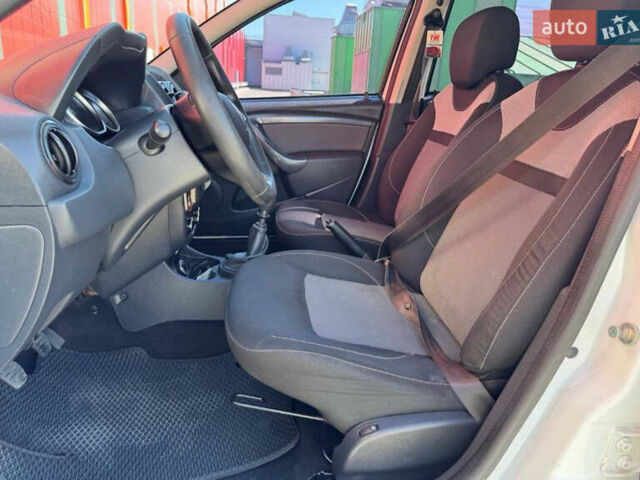 Белый Рено Дастер, объемом двигателя 1.46 л и пробегом 179 тыс. км за 12000 $, фото 1 на Automoto.ua