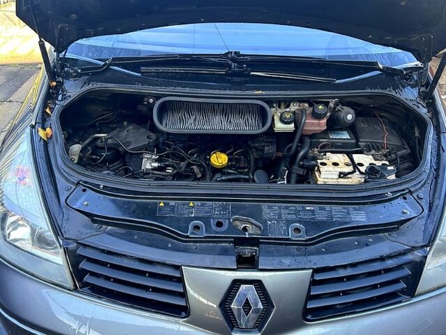 Рено Эспейс 2004 в Першотравенске на Automoto.ua Серый Рено Эспейс, объемом двигателя 1.9 л и пробегом 280 тыс. км за 3800 $, фото 1 на Automoto.ua