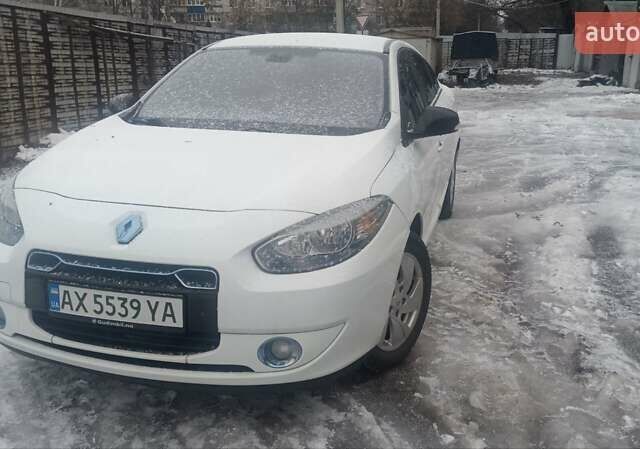 Белый Рено Флюенс, объемом двигателя 0 л и пробегом 121 тыс. км за 5999 $, фото 1 на Automoto.ua