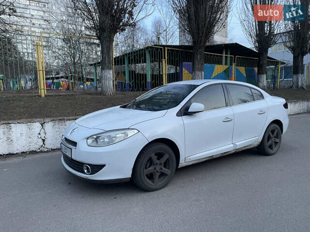 Белый Рено Флюенс, объемом двигателя 1.46 л и пробегом 300 тыс. км за 3800 $, фото 1 на Automoto.ua