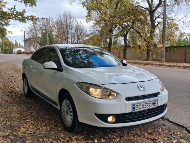 Белый Рено Флюенс, объемом двигателя 1.5 л и пробегом 390 тыс. км за 5300 $, фото 1 на Automoto.ua