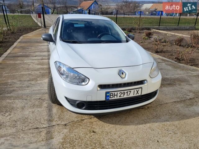 Белый Рено Флюенс, объемом двигателя 1.6 л и пробегом 161 тыс. км за 7100 $, фото 1 на Automoto.ua