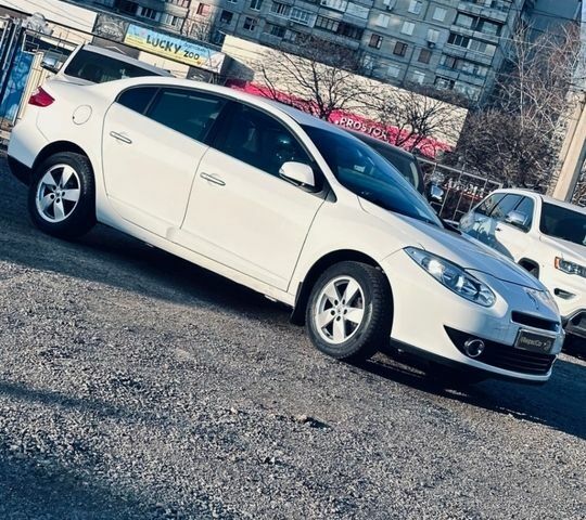 Белый Рено Флюенс, объемом двигателя 2 л и пробегом 189 тыс. км за 6700 $, фото 1 на Automoto.ua