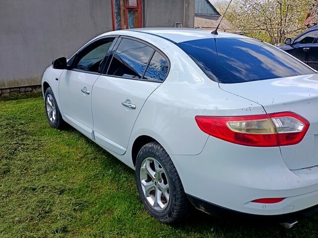 Белый Рено Флюенс, объемом двигателя 1.6 л и пробегом 550 тыс. км за 5600 $, фото 1 на Automoto.ua