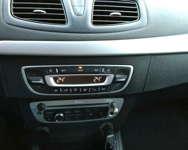 Белый Рено Флюенс, объемом двигателя 1.5 л и пробегом 370 тыс. км за 6300 $, фото 1 на Automoto.ua