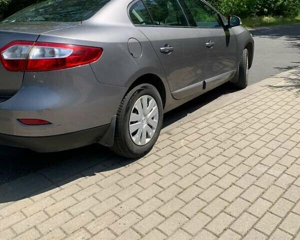 Серый Рено Флюенс, объемом двигателя 1.6 л и пробегом 280 тыс. км за 5500 $, фото 1 на Automoto.ua