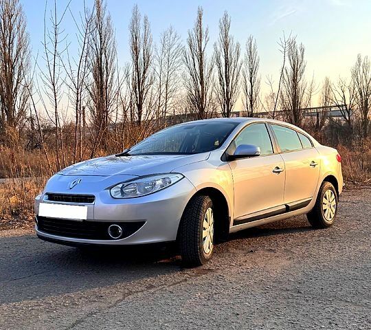 Серый Рено Флюенс, объемом двигателя 16 л и пробегом 147 тыс. км за 7800 $, фото 1 на Automoto.ua