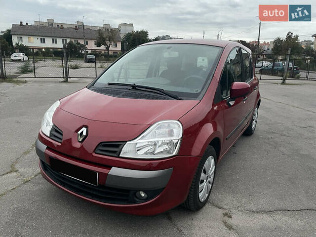 Красный Рено Grand Modus, объемом двигателя 1.6 л и пробегом 172 тыс. км за 6250 $, фото 1 на Automoto.ua