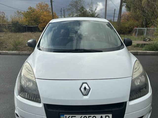 Белый Рено Гранд Сценик, объемом двигателя 1.5 л и пробегом 220 тыс. км за 6900 $, фото 1 на Automoto.ua
