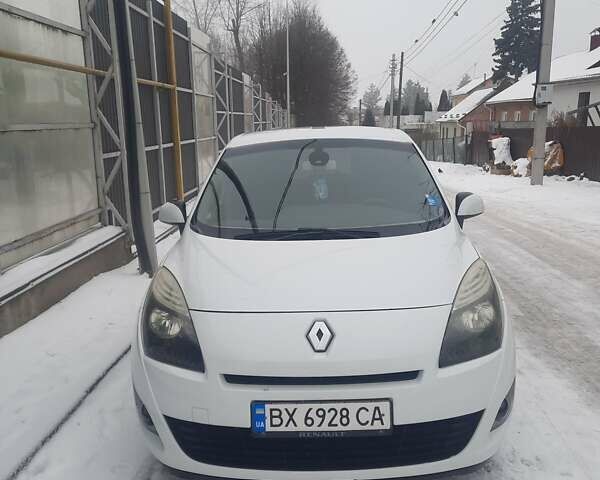 Белый Рено Гранд Сценик, объемом двигателя 1.5 л и пробегом 285 тыс. км за 7500 $, фото 1 на Automoto.ua