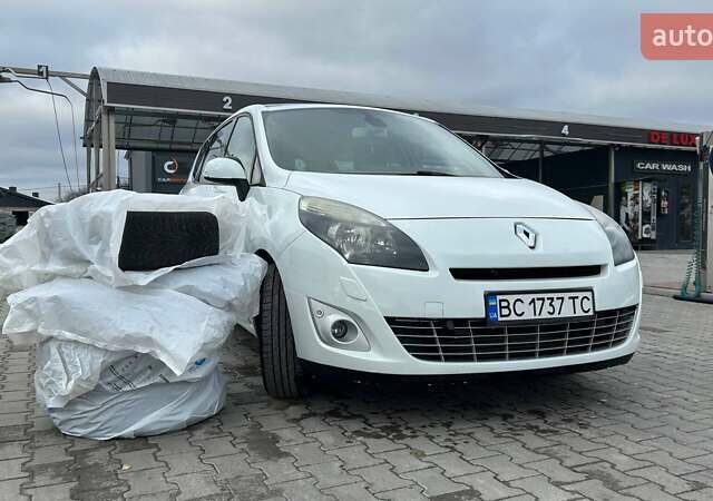 Белый Рено Гранд Сценик, объемом двигателя 1.6 л и пробегом 166 тыс. км за 8350 $, фото 1 на Automoto.ua